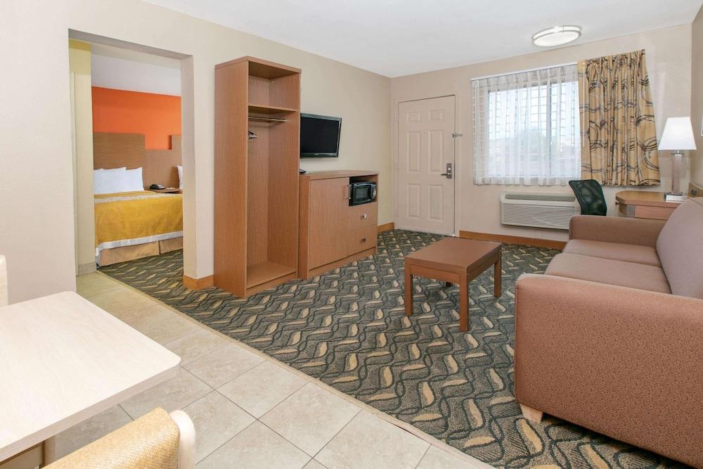 Days Inn & Suites By Wyndham Arlington Near Six Flags Kültér fotó